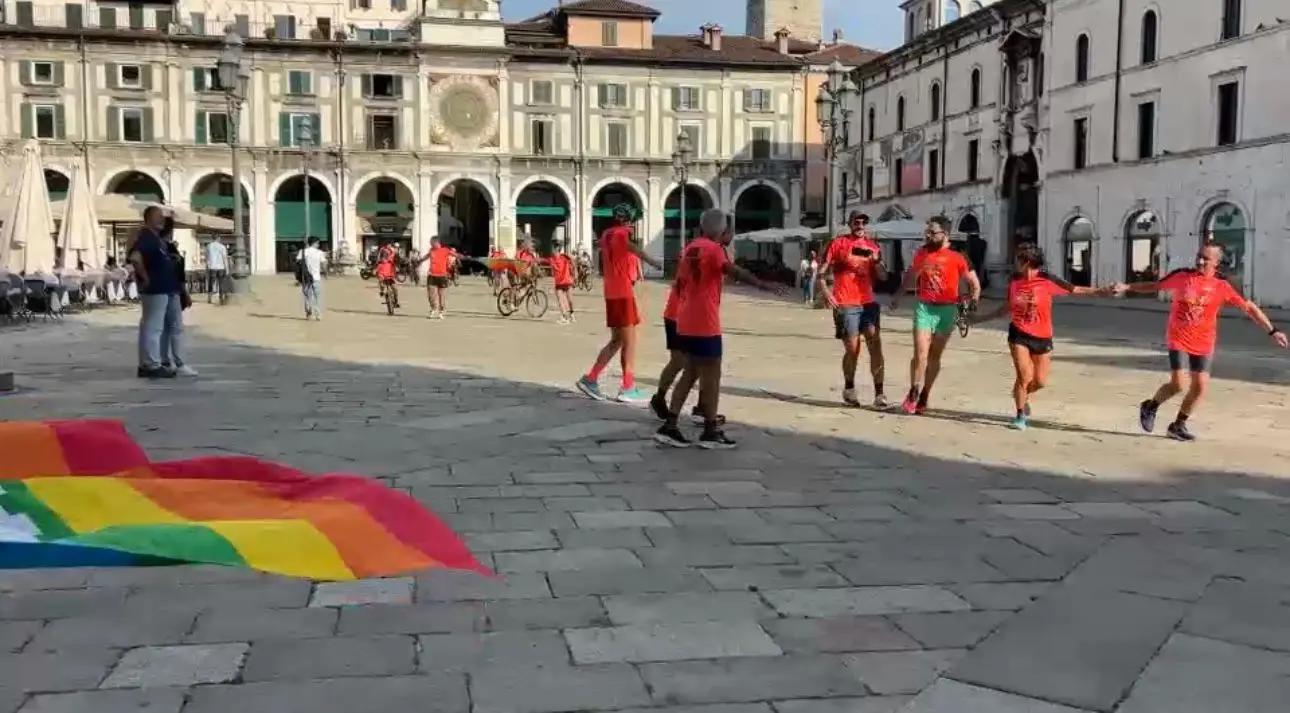 L'arrivo di «Per...corri la pace» in piazza Loggia
