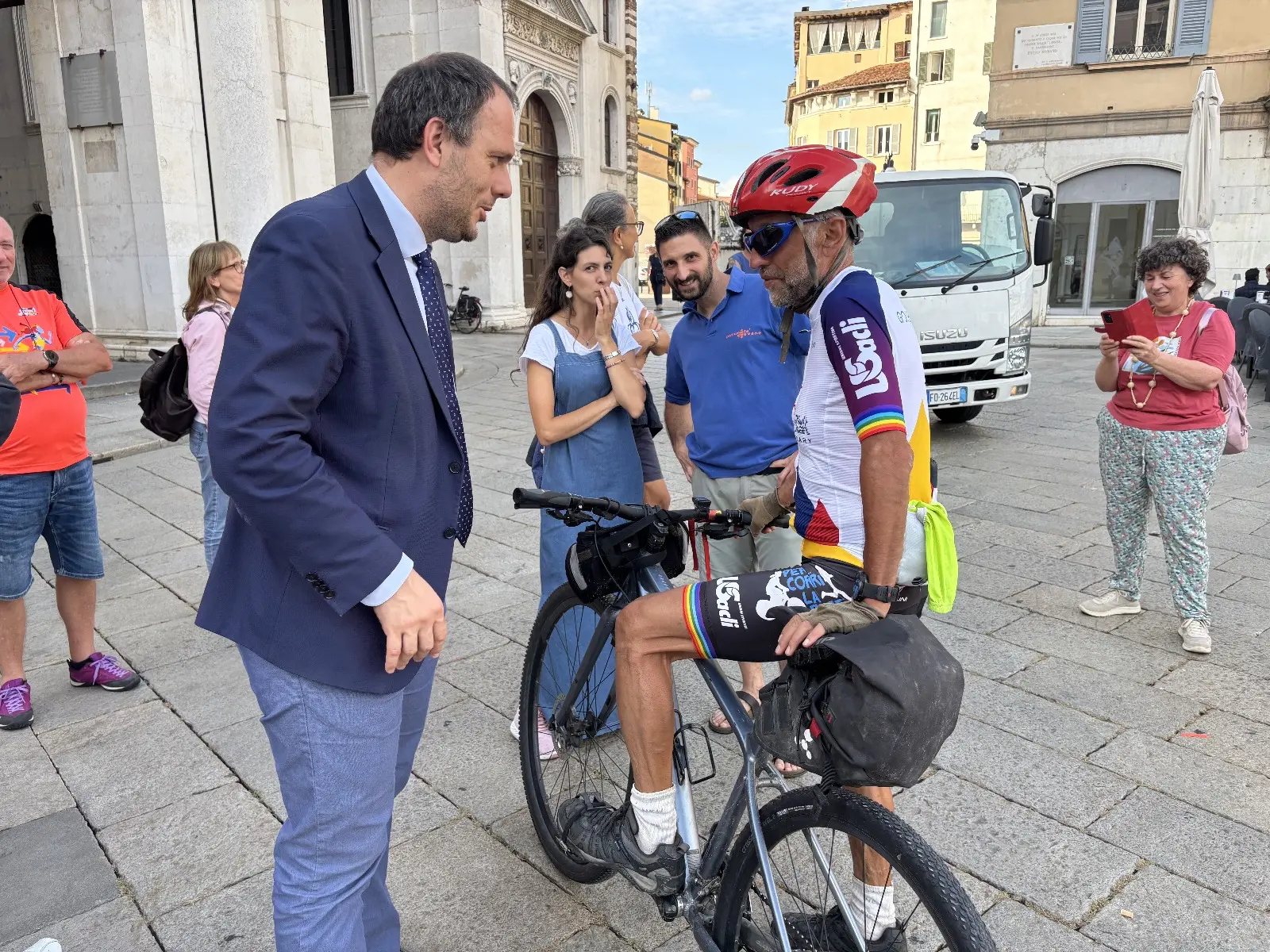 L'arrivo di «Per...corri la pace» in piazza Loggia