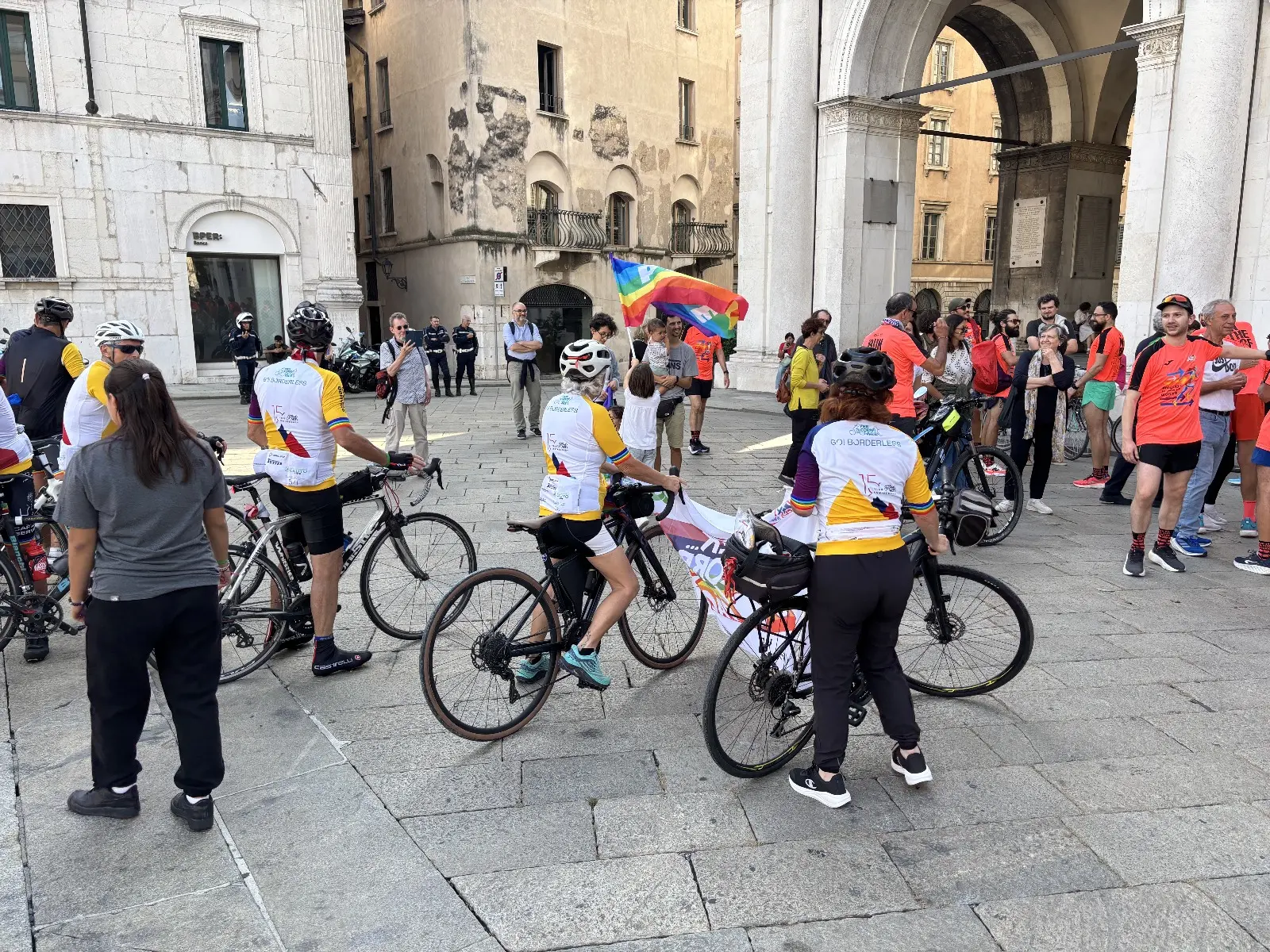 L'arrivo di «Per...corri la pace» in piazza Loggia