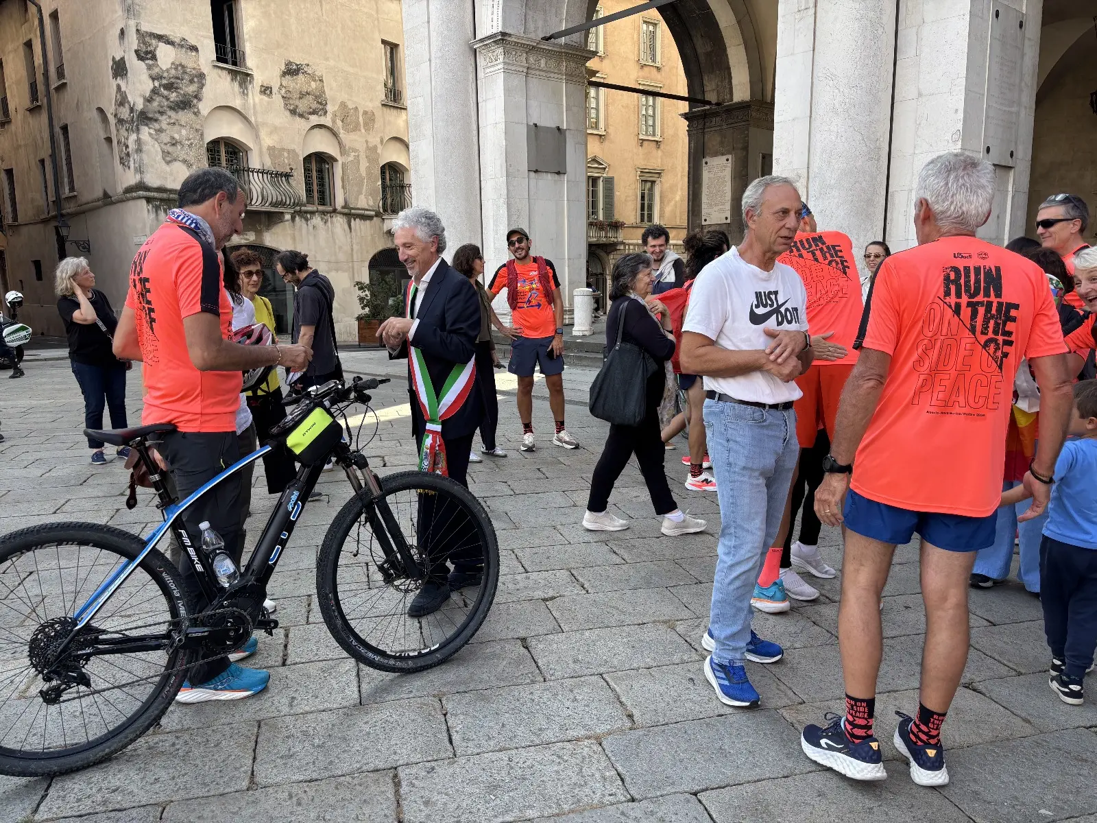 L'arrivo di «Per...corri la pace» in piazza Loggia