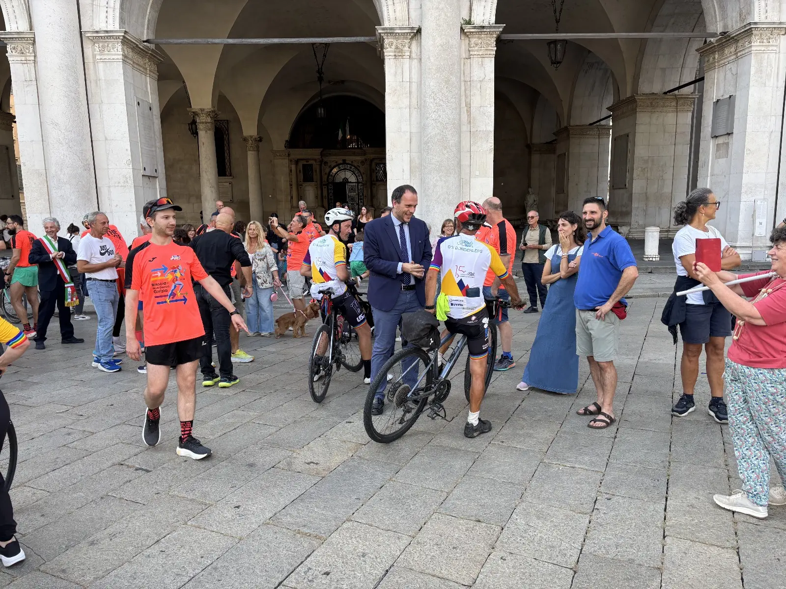 L'arrivo di «Per...corri la pace» in piazza Loggia