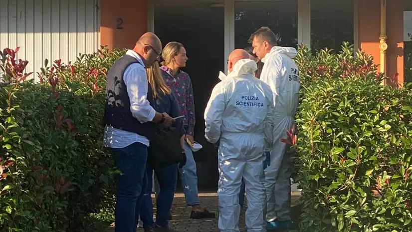 L’intervento della polizia scientifica alla palazzina di via De Gasperi - Foto Eco di Bergamo