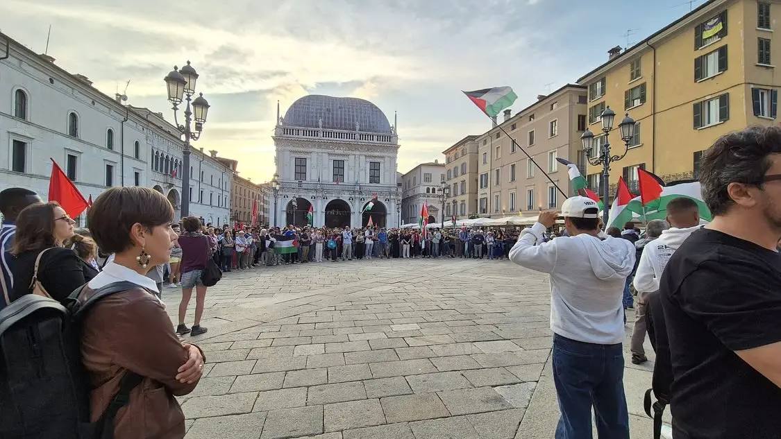 La manifestazione per la Flotilla in piazza Loggia
