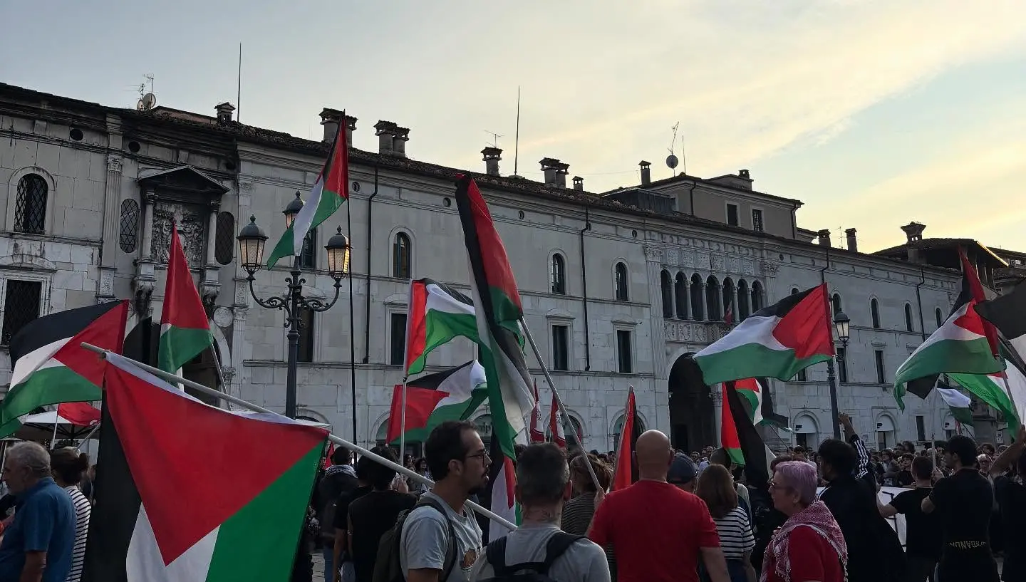La manifestazione per la Flotilla in piazza Loggia
