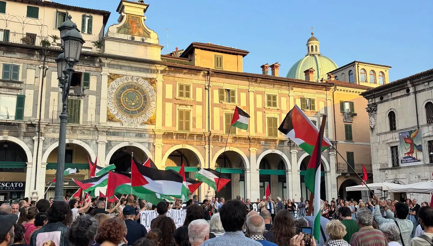 La manifestazione per la Flotilla in piazza Loggia
