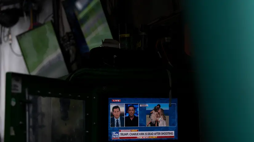 epa12368434 A news broadcast stating the death of Charlie Kirk is seen inside the Fox News media tent outside the White House in Washington, DC, USA, 10 September 2025. Charlie Kirk, executive director of the conservative Turning Point USA advocacy group, has died, President Donald Trump said on social media. EPA/KAYLA BARTKOWSKI / POOL