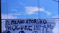 Striscione di stampo anarchico, dopo quelli contro la Polizia e per Cospito, scoperto nei pressi di un passaggio pedonale a Padova, con la scritta "Da Milano a Torino Procure infami" accompagnata dai simboli con la "A" cerchiata, Padova, 11 luglio 2025. ANSA/Questura Padova+++EDITORIAL USE ONLY; NPK+++