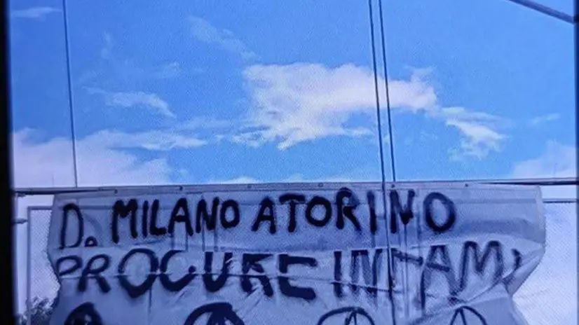 Striscione di stampo anarchico, dopo quelli contro la Polizia e per Cospito, scoperto nei pressi di un passaggio pedonale a Padova, con la scritta "Da Milano a Torino Procure infami" accompagnata dai simboli con la "A" cerchiata, Padova, 11 luglio 2025. ANSA/Questura Padova+++EDITORIAL USE ONLY; NPK+++