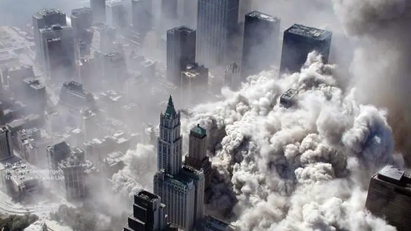 Un'immagine inedita del crollo delle Torri gemelle diffusa oggi 7 febbraio 2011 dal Ney York Police Department.ANSA