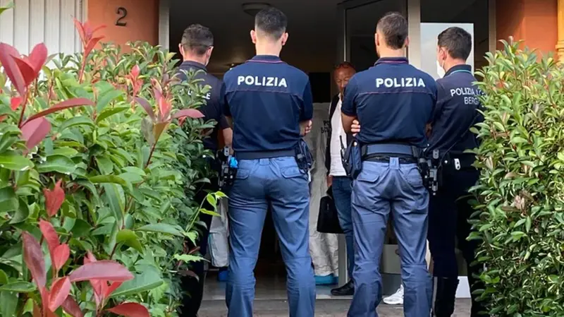 La Polizia fuori dall'appartamento - Foto Eco di Bergamo