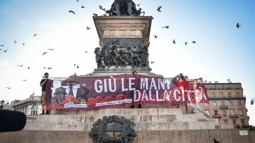 L’arrivo del corteo contro la chiusura del Leoncavallo in piazza Duomo, Milano 6 Settembre 2025 ANSA/MATTEO CORNER
