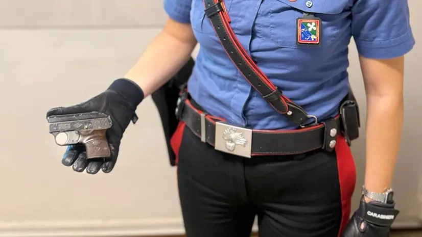 La pistola trovata addosso all'uomo