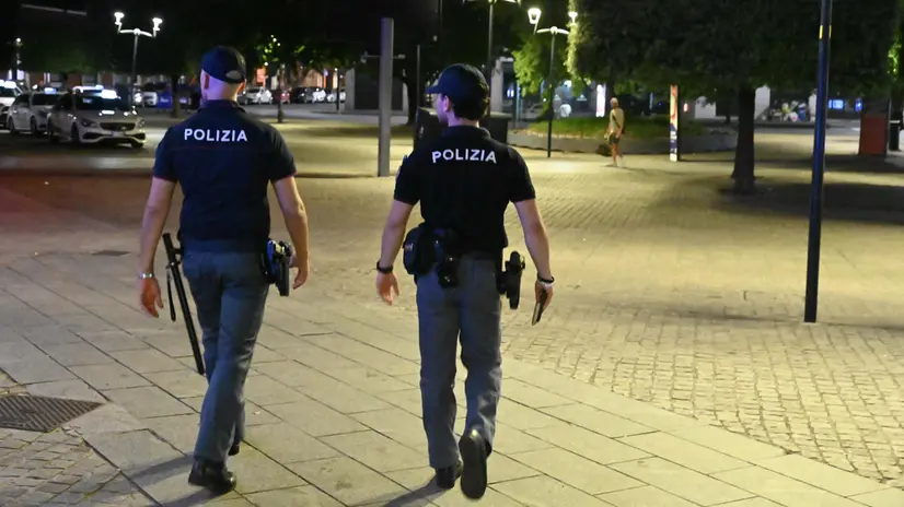 Agenti della Polizia di Stato in stazione