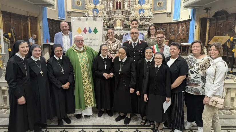 Raccolte intorno all'altare -  © www.giornaledibrescia.it