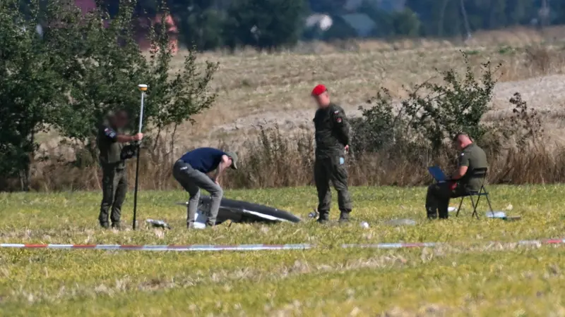 Militari polacchi recuperano i resti di un drone russo - Foto Ansa © www.giornaledibrescia.it