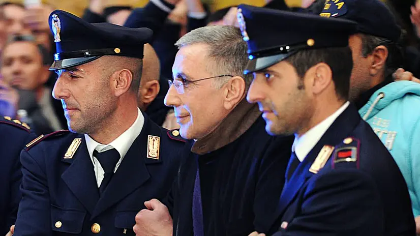 Il superlatitante della camorra, Michele Zagaria, arrestato dalla polizia a Casapesenna oggi, 7 dicembre 2011, viene portato dai poliziotti fuori dalla Questura di Caserta, in Piazza Vanvitelli. ANSA/ FELICE DE MARTINO/AG. FRATTARI