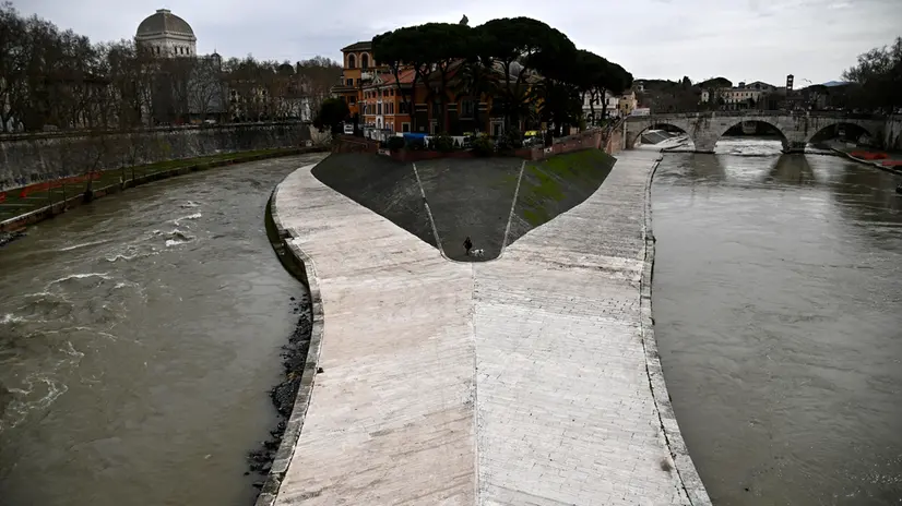 Banchine chiuse per il livello del fiume Tevere a causa del maltempo, il Tevere all’altezza dell’Isola Tiberina, Roma, 14 marzo 2025. ANSA/RICCARDO ANTIMIANI