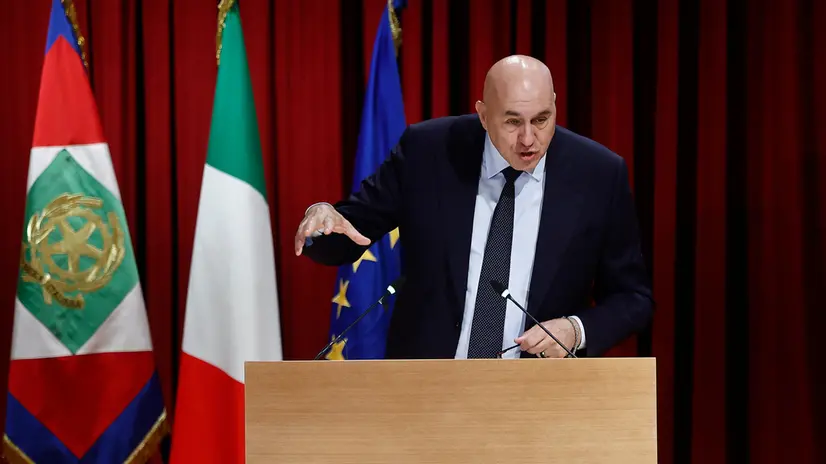 Il ministro della Difesa Guido Crosetto durante la cerimonia per il ventennale di fondazione del CoESPU, presso la Scuola Ufficiali Carabinieri, 27 giugno 2025, ANSA/VINCENZO LIVIERI