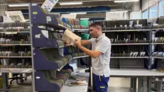 Andrea Scalavino nel centro distribuzione di Poste Italiane in via Dalmazia - © www.giornaledibrescia.it