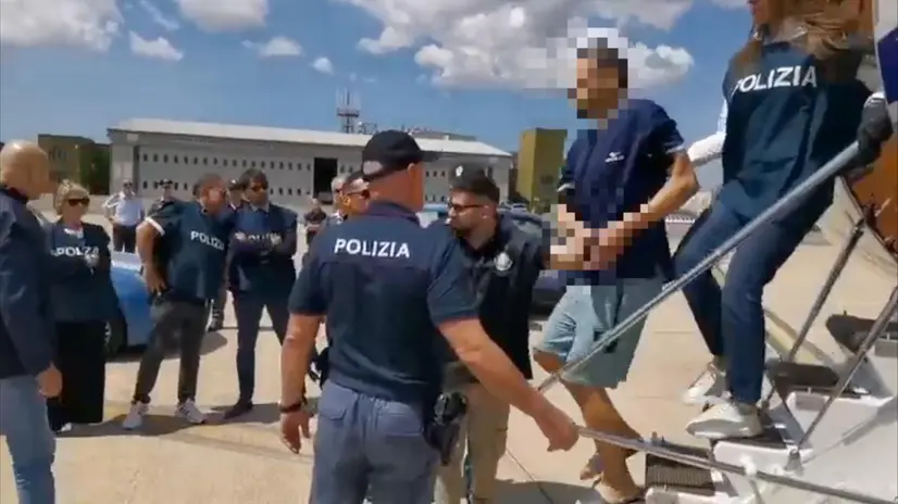 Una foto, rilasciata dalla Polizia di Stato, dell'arrivo di Francis Kaufmann all'aeroporto di Ciampino scortato dai poliziotti del Servizio per la Cooperazione Internazionale di Polizia, del Servizio Centrale Operativo della Polizia di Stato e della Squadra Mobile della Questura di Roma, 11 luglio 2025. UFFICIO STAMPA POLIZIA DI STATO +++FOTO DIFFUSA DALL'UFFICIO STAMPA - USARE SOLO PER ILLUSTRARE OGGI LA NOTIZIA INDICATA NEL TITOLO - NON ARCHIVIARE - NON VENDERE - NON USARE PER FINI NON GIORNALISTICI - NPK+++