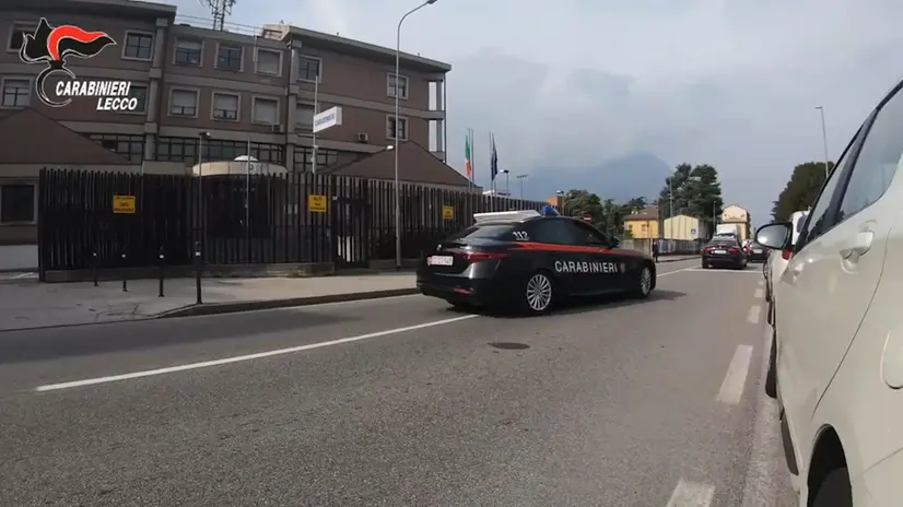 Un frame, tratto da un video dei Carabinieri, relativo all'arresto del trapper Baby Gang, nell'ambito di un'indagine della Procura di Lecco, perché trovato in possesso di una pistola mentre era in una camera di un albergo a Milano, 11 settembre 2025. UFFICIO STAMPA CARABINIERI +++FOTO DIFFUSA DALL'UFFICIO STAMPA - USARE SOLO PER ILLUSTRARE OGGI LA NOTIZIA INDICATA NEL TITOLO - NON ARCHIVIARE - NON VENDERE - NON USARE PER FINI NON GIORNALISTICI - NPK+++