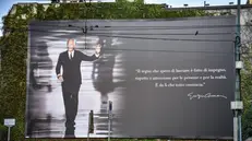 Il maxi manifesto commemoprativo il giorno dopo i funerali di Giorgio Armani nella storica location di via Broletto a Milano - Ansa © www.giornaledibrescia.it