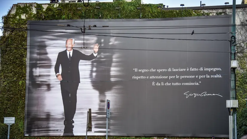 Il maxi manifesto commemoprativo il giorno dopo i funerali di Giorgio Armani nella storica location di via Broletto a Milano - Ansa © www.giornaledibrescia.it