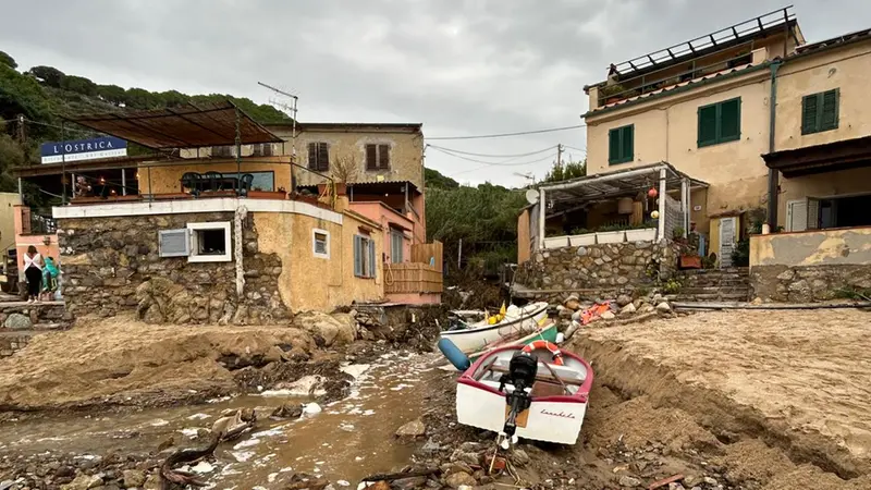 I danni del maltempo sulla spiaggia di Forno - © www.giornaledibrescia.it