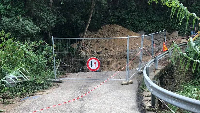 La voragine sulla strada che collega Forno al resto dell'Elba - © www.giornaledibrescia.it