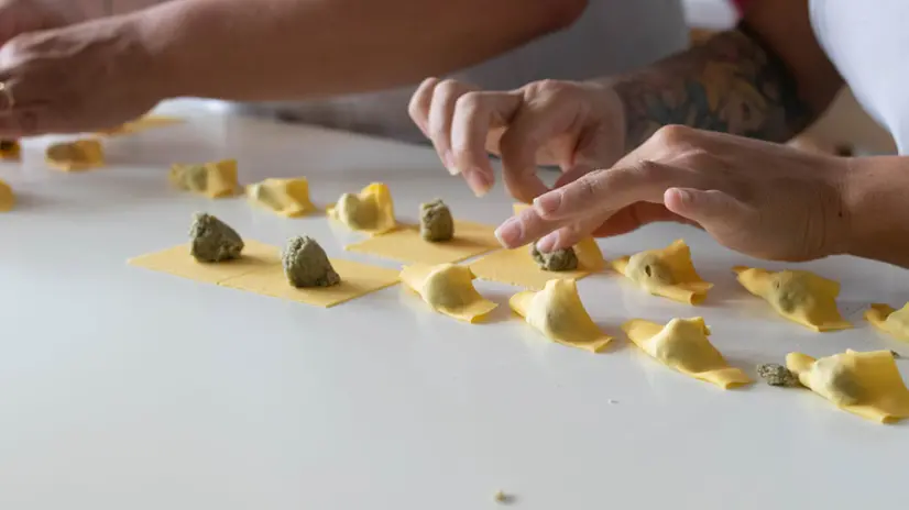 La preparazione dei casoncelli di Barbariga