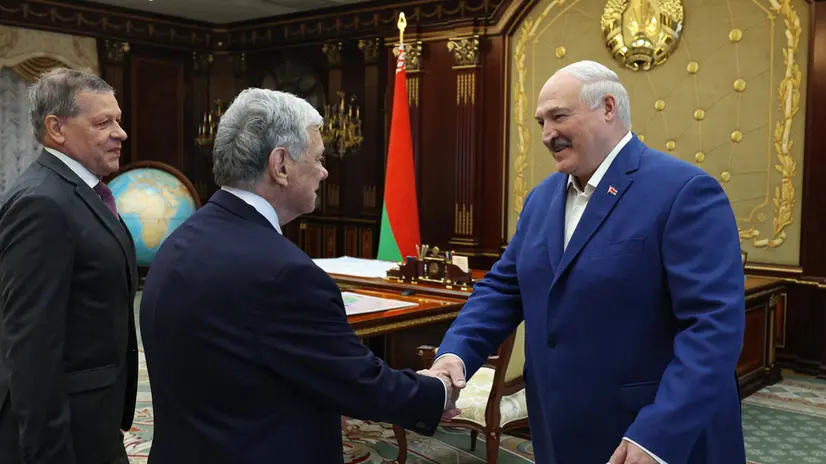 epa12369438 A handout photo made available by the Belarusian Presidential Press Service shows Belarus President Alexander Lukashenko (R) and US Presidential envoy John Coale (C) shake hands during their meeting in Minsk, Belarus, 11 September 2025. EPA/BELARUS PRESIDENT PRESS SERVICE / HANDOUT HANDOUT EDITORIAL USE ONLY/NO SALES