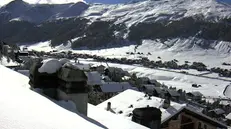 Una veduta di Livigno innevata in un frame tratto dalla web cam di 'TuttoLivigno.com', nel pomeriggio dell'11 ottobre 2013, ANSA/TUTTOLIVIGNO.COM ++ NO SALES, EDITORIAL USE ONLY ++