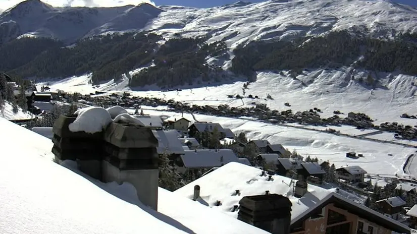 Una veduta di Livigno innevata in un frame tratto dalla web cam di 'TuttoLivigno.com', nel pomeriggio dell'11 ottobre 2013, ANSA/TUTTOLIVIGNO.COM ++ NO SALES, EDITORIAL USE ONLY ++
