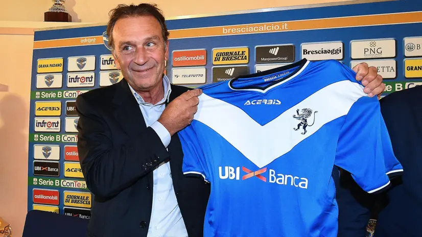 Massimo Cellino con la maglia del Brescia - © www.giornaledibrescia.it