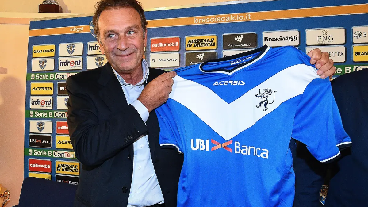 Massimo Cellino con la maglia del Brescia - © www.giornaledibrescia.it