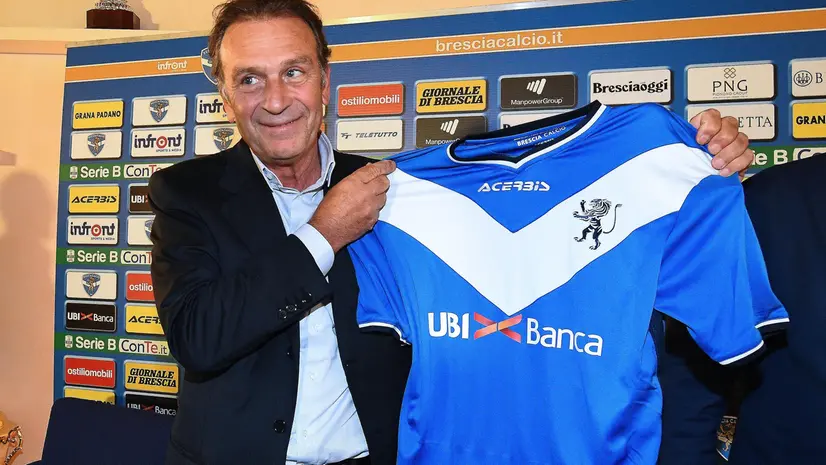 Massimo Cellino con la maglia del Brescia - © www.giornaledibrescia.it