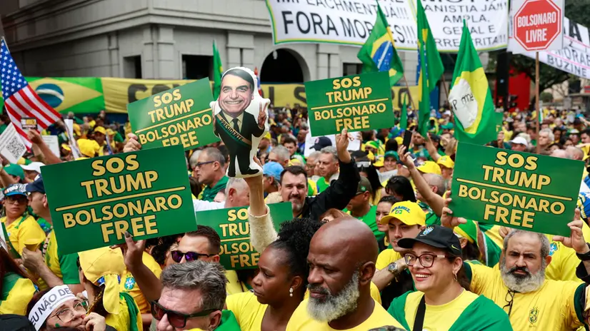 epa12361024 Supporters of former Brazilian President Jair Bolsonaro carry signs and flags during a demonstration in the city of Sao Paulo, Brazil, 07 September 2025. Hundreds of supporters of former President Jair Bolsonaro gathered in several Brazilian cities to protest against the Supreme Court for trying him for coup plotting and to support US President Donald Trump's sanctions against Brazil. EPA/Sebastiao Moreira