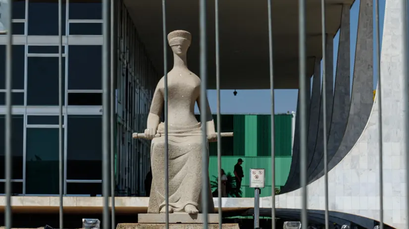 epa12367666 Police officers stand guard outside the Supreme Federal Court in Brasilia, Brazil, 10 September 2025. Presiding over the trial, Alexandre de Moraes stated that Bolsonaro led a “criminal organization” that carried out various acts to stage a coup and “perpetuate itself in power” after losing the 2022 elections. EPA/ANTONIO LACERDA