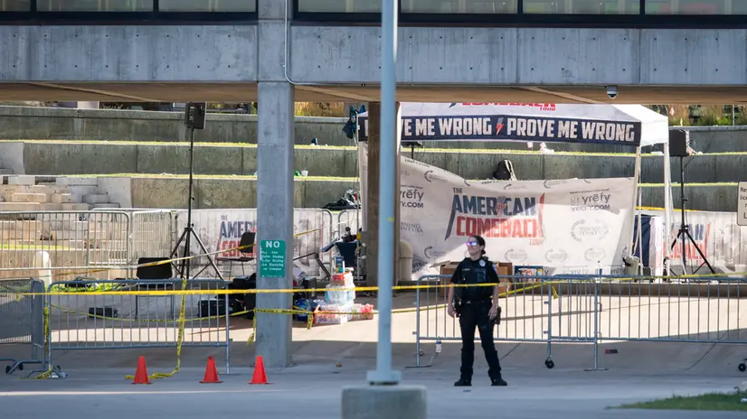 epaselect epa12369975 A police officer stands in the courtyard where Charlie Kirk, CEO and co-founder of the conservative youth organization Turning Point USA, was shot dead the previous day, at Utah Valley University in Orem, Utah, USA, 11 September 2025. Kirk was shot dead on 10 September at an event he was hosting at Utah Valley University. The suspect was still at large. EPA/MARIELLE SCOTT