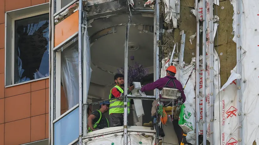 epa12142454 Workers repair a damaged apartment building following a Ukrainian drone attack in Moscow, Russia, 29 May 2025. According to the Russian Ministry of Defense, 48 drones were intercepted and destroyed in seven regions of Russia. EPA/YURI KOCHETKOV