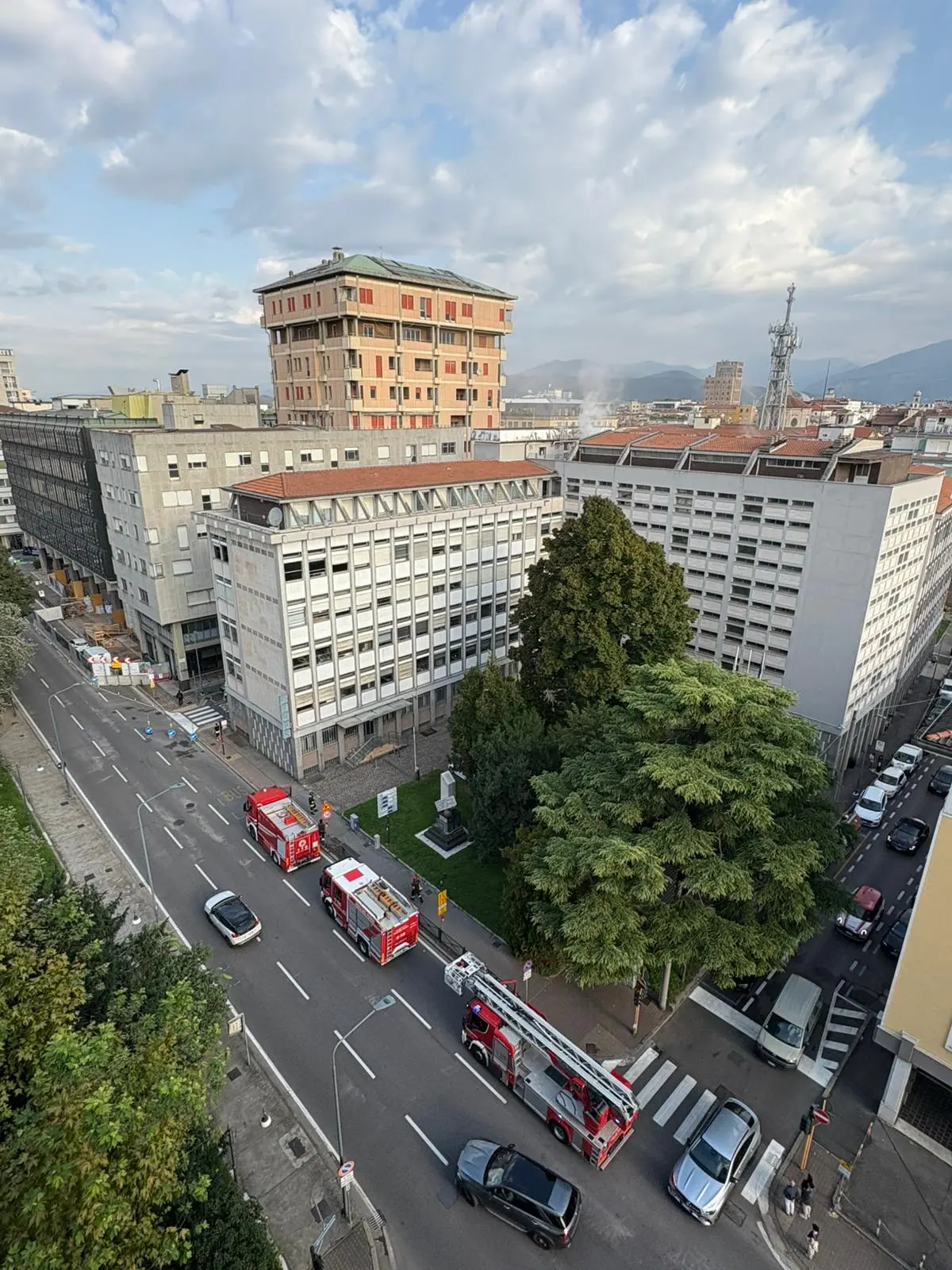 Il rogo alla sede dell'Inps di Brescia