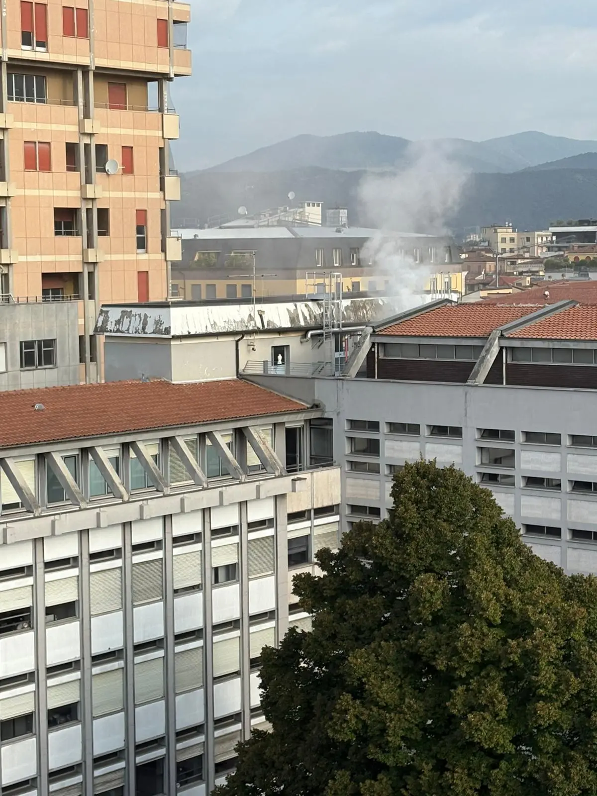 Il rogo alla sede dell'Inps di Brescia