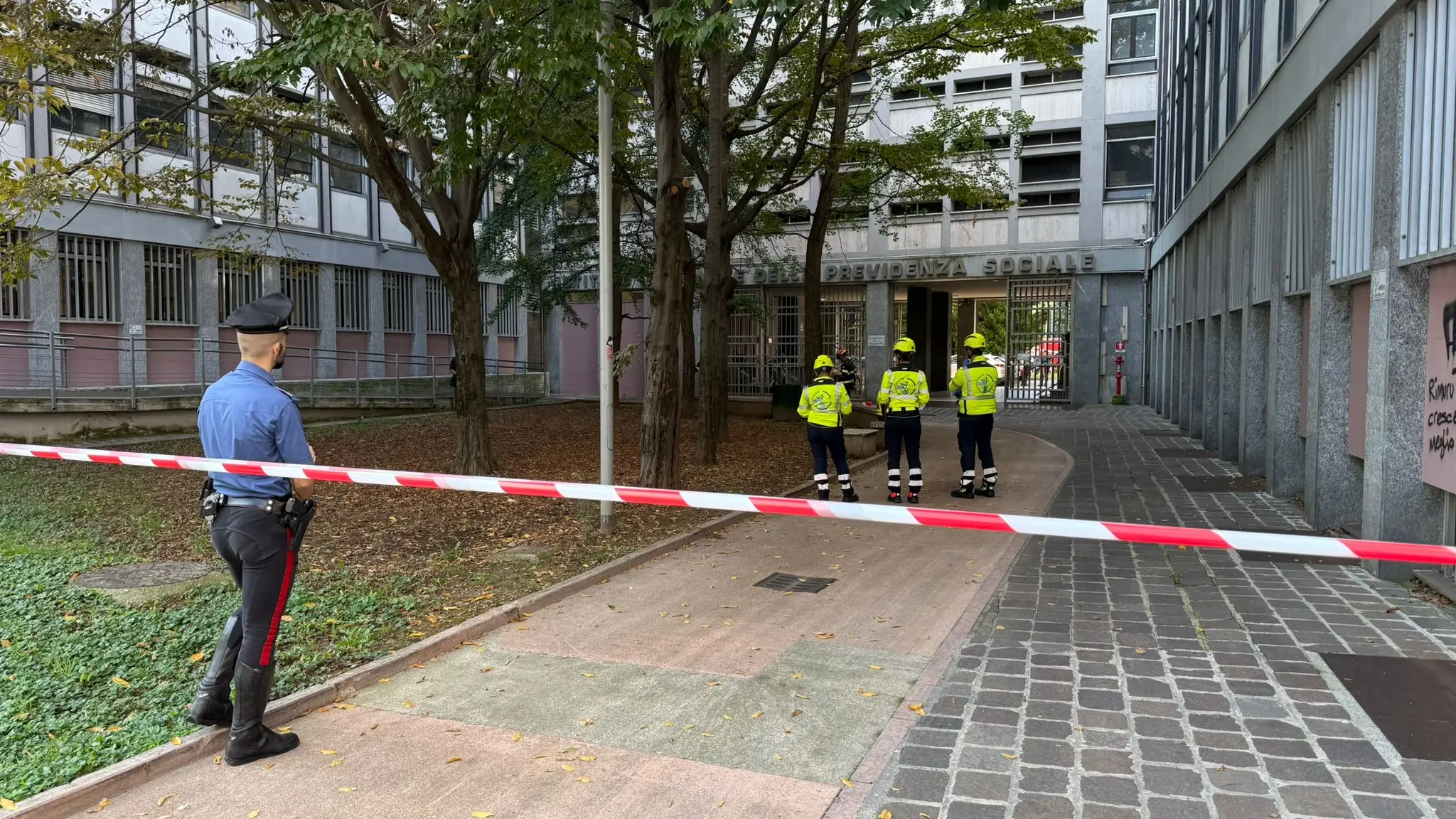 Il rogo alla sede dell'Inps di Brescia