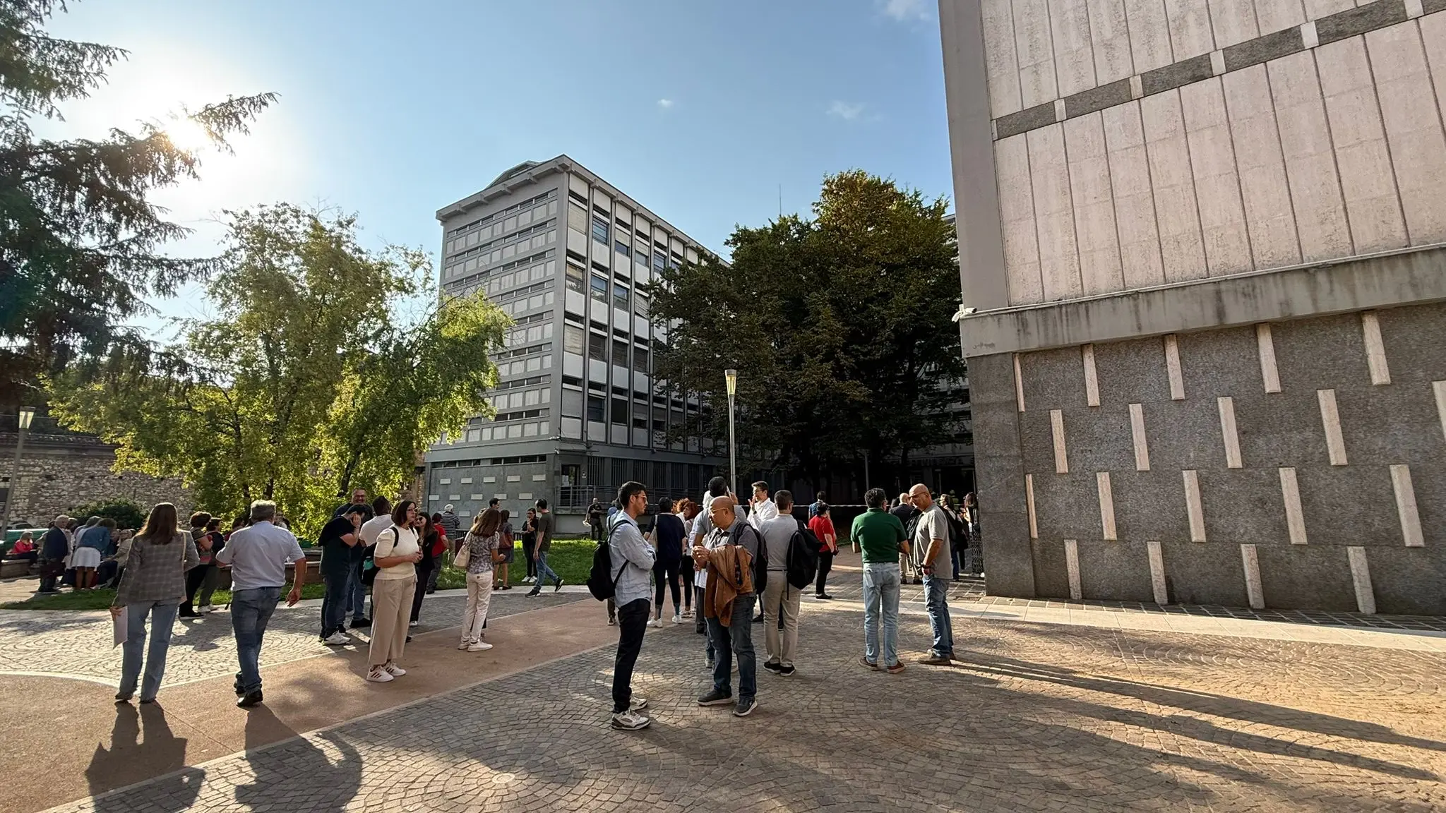 Il rogo alla sede dell'Inps di Brescia