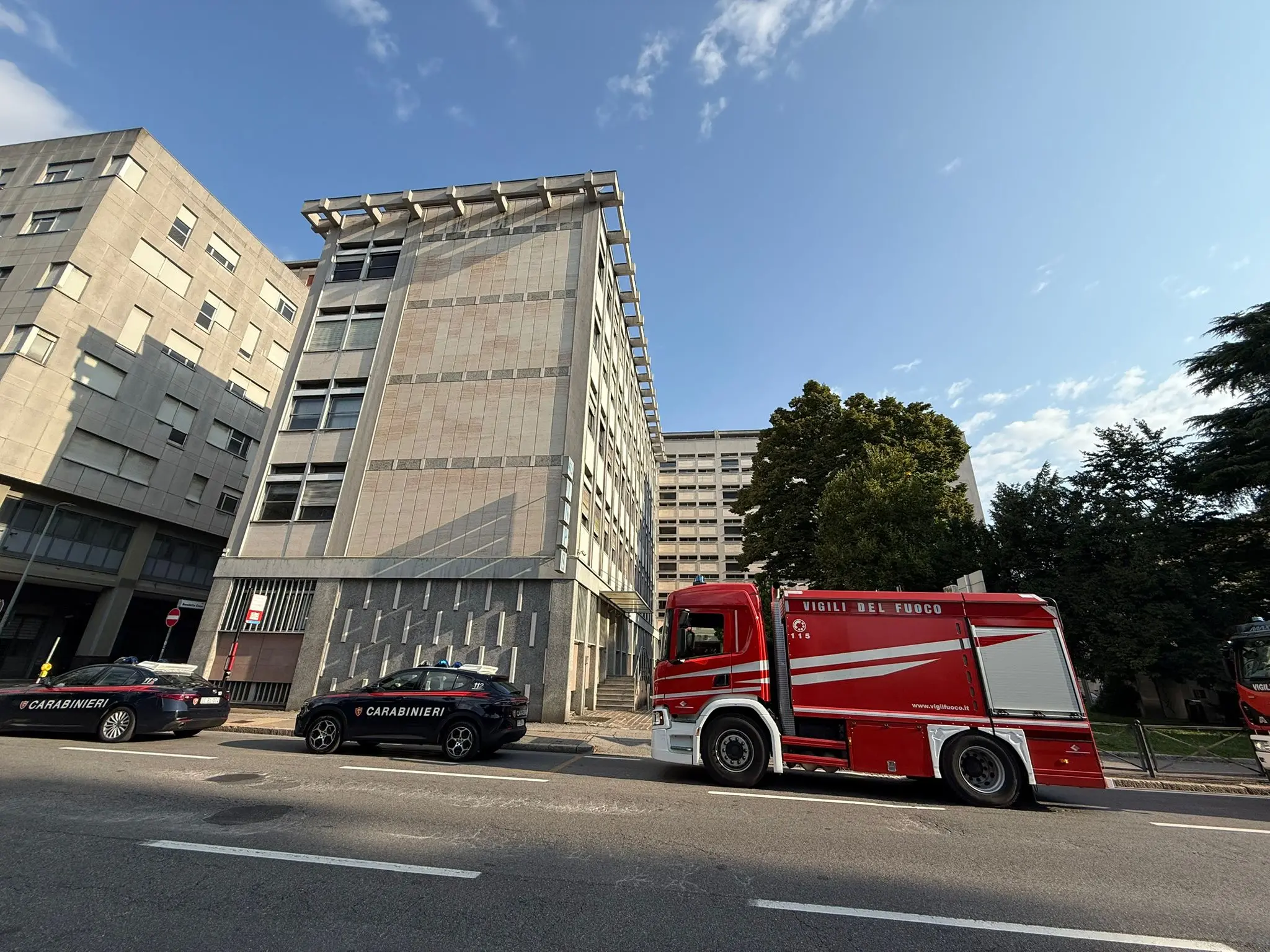 Il rogo alla sede dell'Inps di Brescia