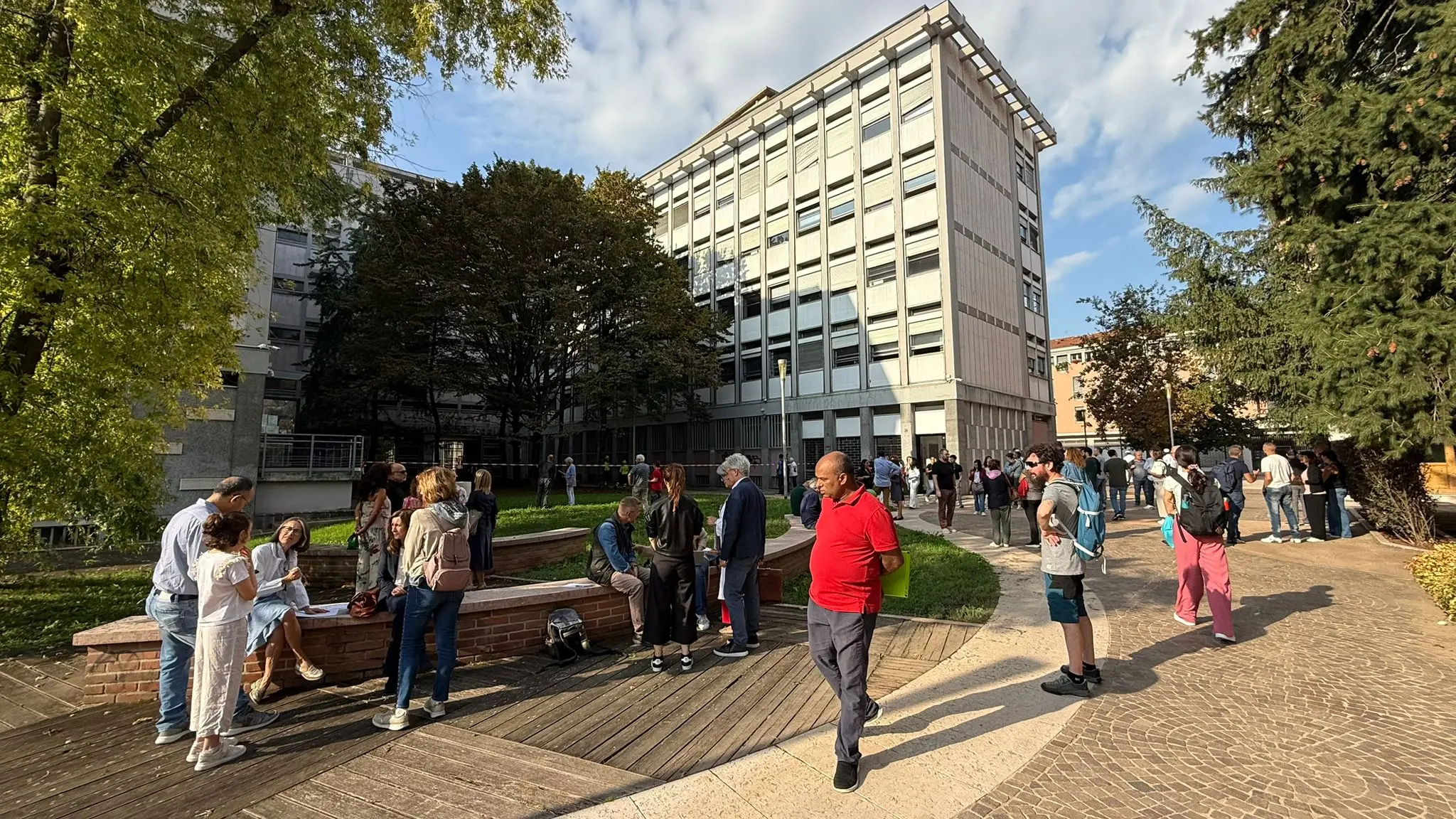 Il rogo alla sede dell'Inps di Brescia