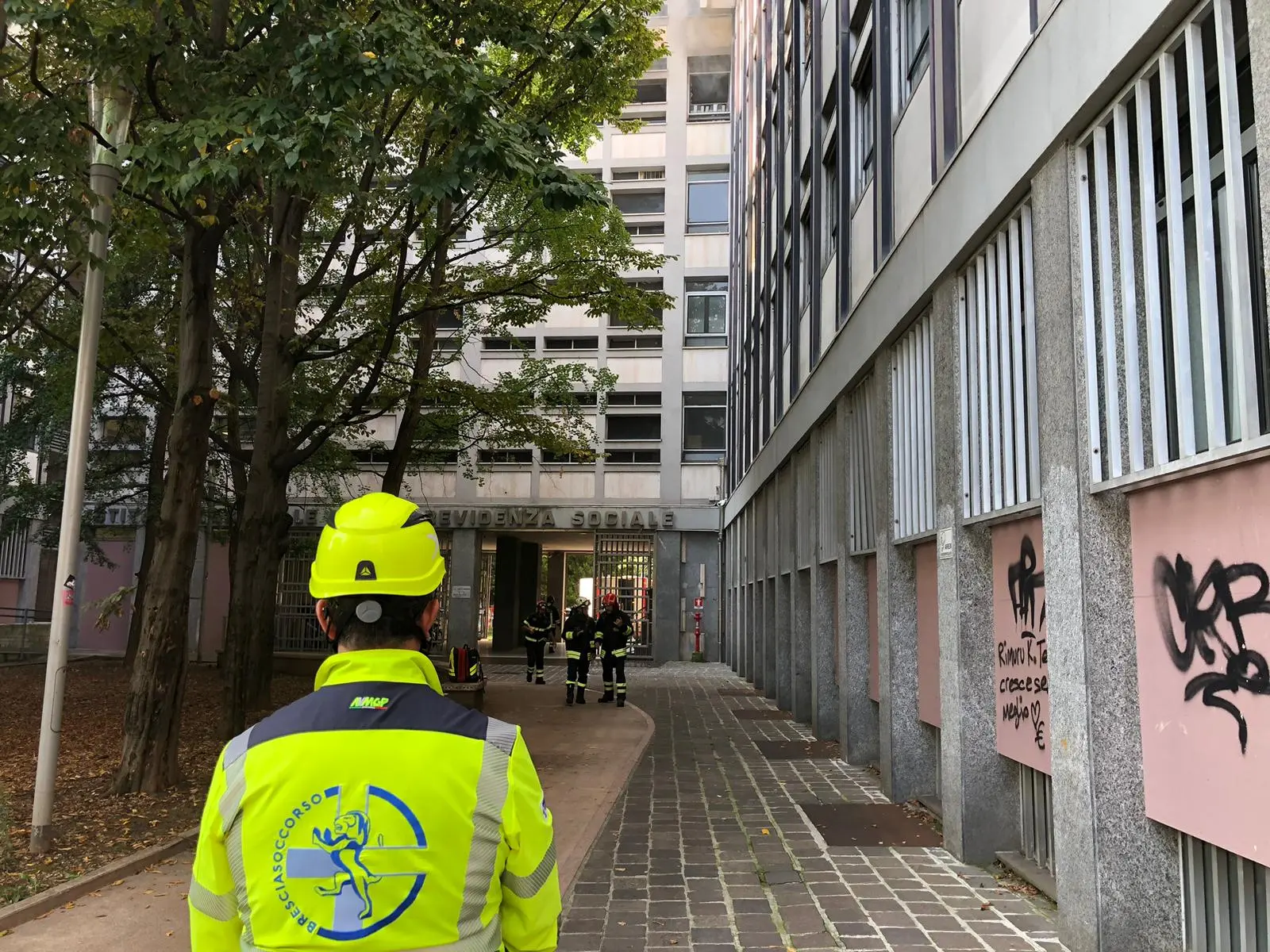 Il rogo alla sede dell'Inps di Brescia