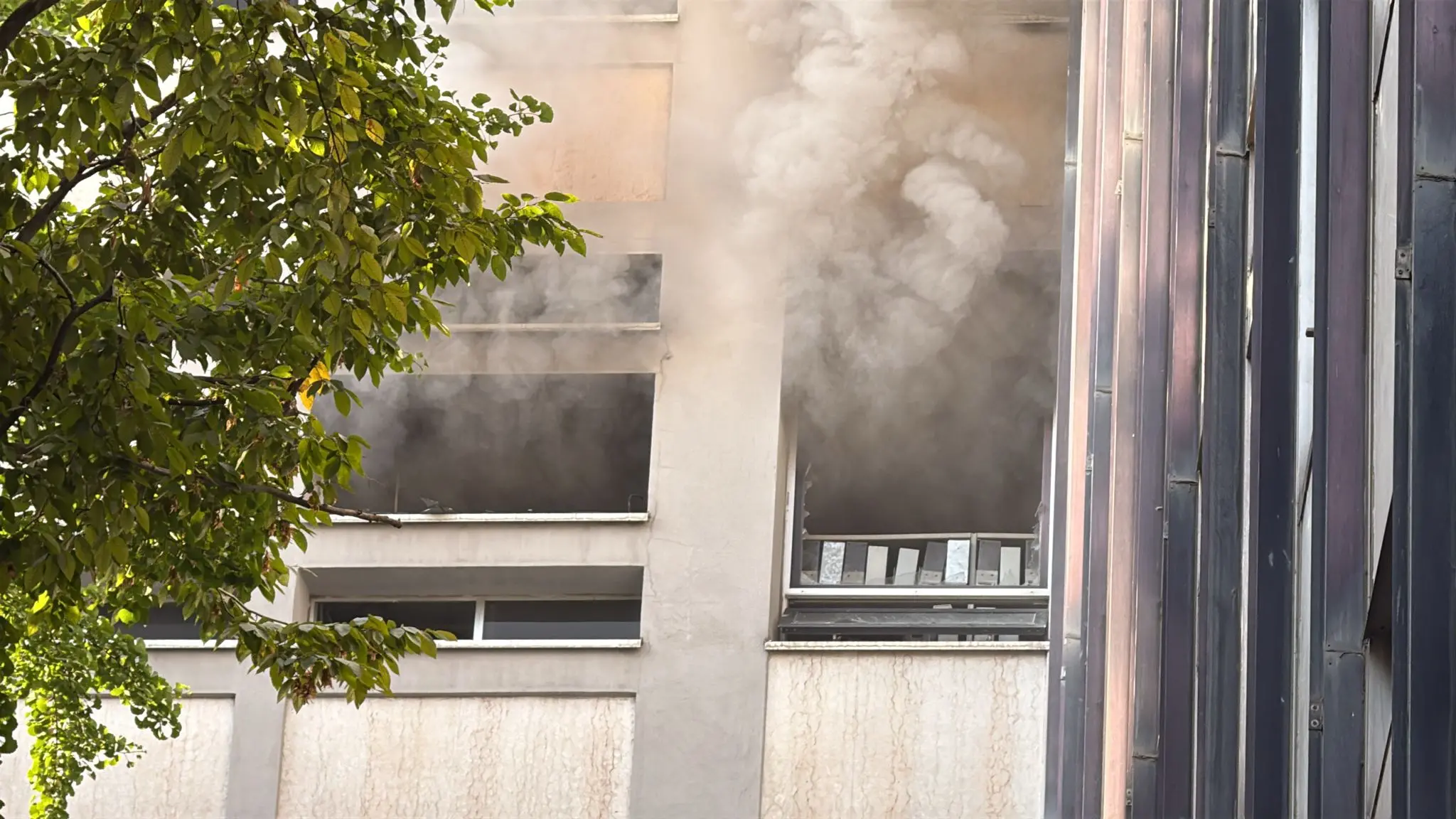 Il rogo alla sede dell'Inps di Brescia