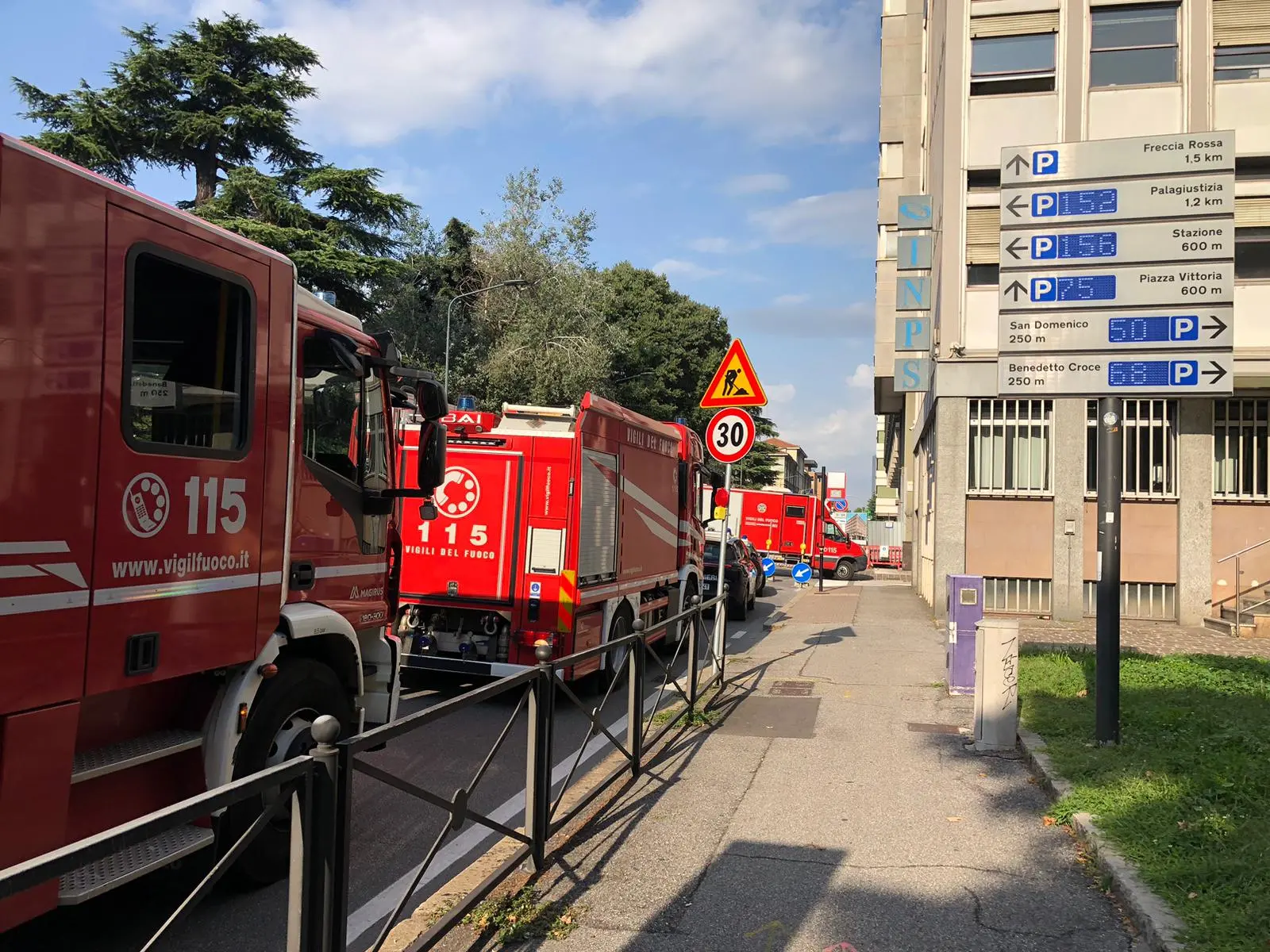 Il rogo alla sede dell'Inps di Brescia