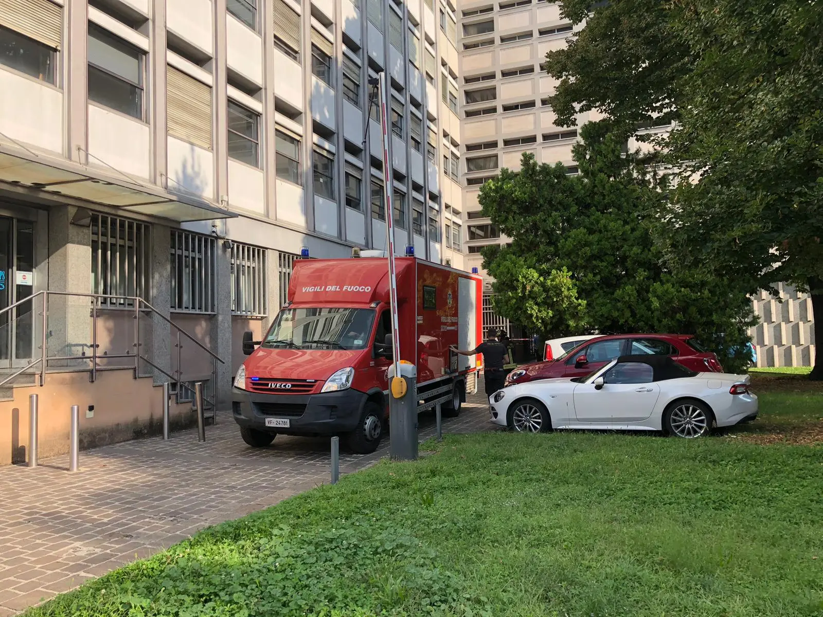 Il rogo alla sede dell'Inps di Brescia